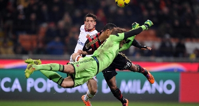 Lo scontro fra Gabriel ed Emanuelson, foto Lapresse