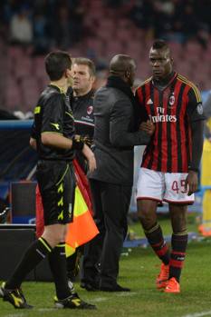 Ecco il cambio: Seedorf dà la mano a Mario Balotelli. Ansa