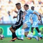 Lazio-Juventus, Radu e Dybala si contrastano
