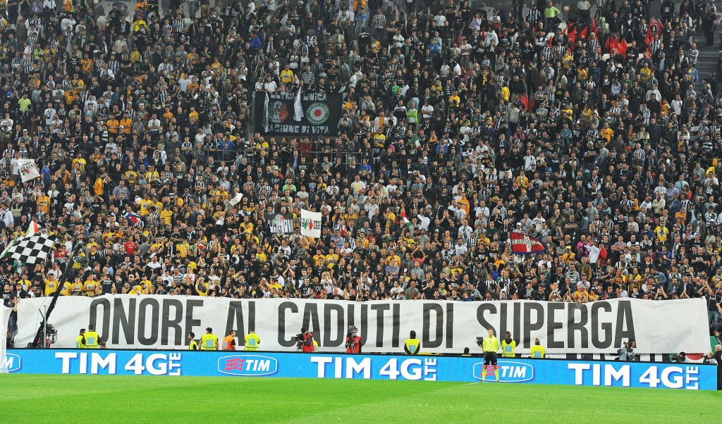 Calcio: Curva Juventus onora Grande Torino con striscione
