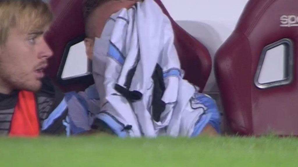 Ciro Immobile, attaccante della Lazio, piange in panchina