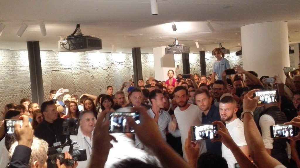 21070046-1d9e-4f98-9f9e-5dfe9bfb4af3