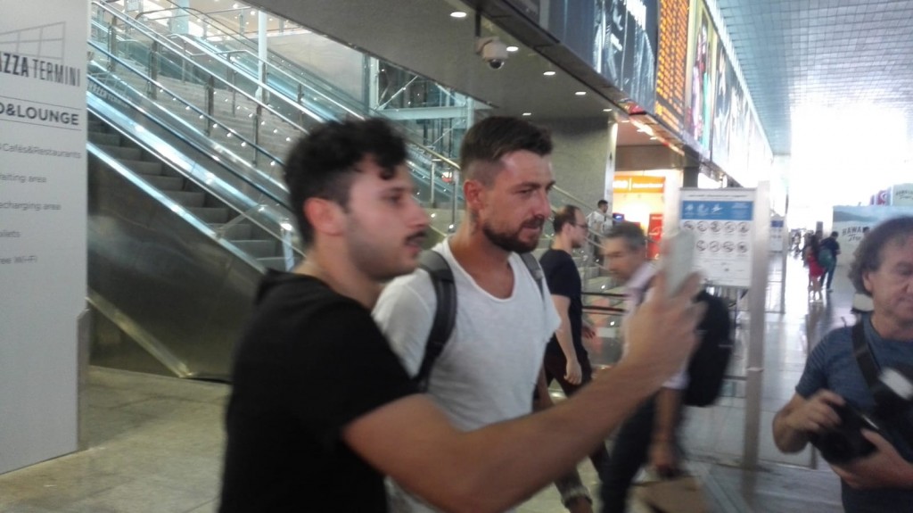 Lazio, i primi selfie di Acerbi con i tifosi della Lazio