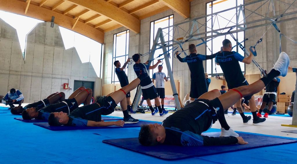 I biancocelesti si allenano in palestra ad Auronzo