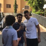Ecco anche Thomas Strakosha, che si fa scattare dei selfie dai tifosi