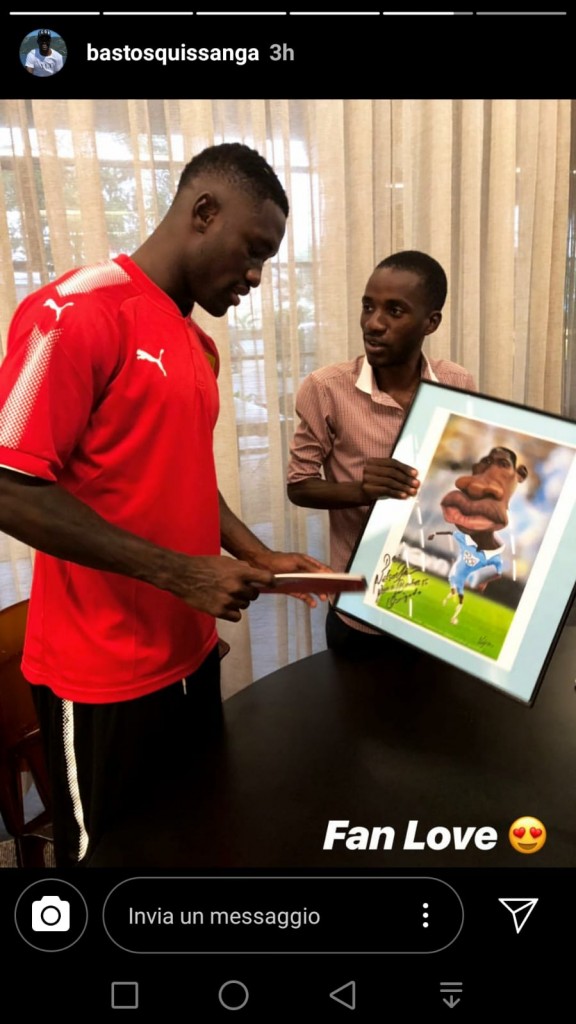 Un tifoso angolano regala a Bastos una sua caricatura
