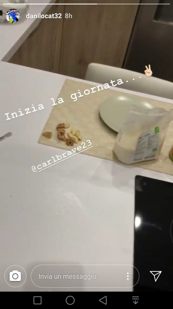 Cataldi ascolta Carl Brave mentre fa colazione