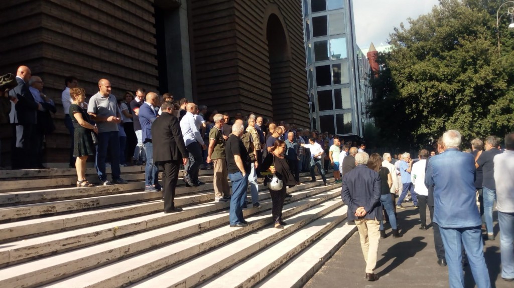 Ecco la folla assiepata per regalare l'estremo saluto a Mario Facco