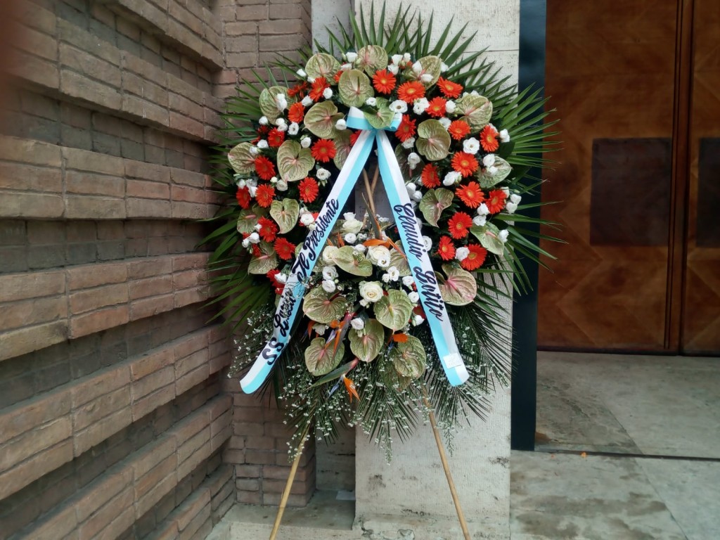 Questa la ghirlanda fatta recapitare dal presidente biancoceleste Claudio Lotito per omaggiare Facco