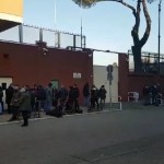 La folla in attesa dell'incontro tra Salvini, Figc e Lega.