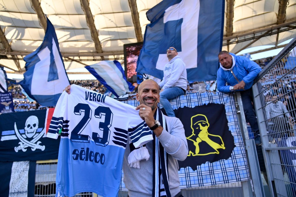 Juan Sebastian Veron sotto la Curva Nord