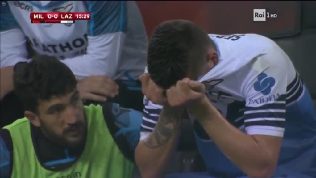 Sergej Milinkovic-Savic piange dopo l'infortunio subito contro il Milan