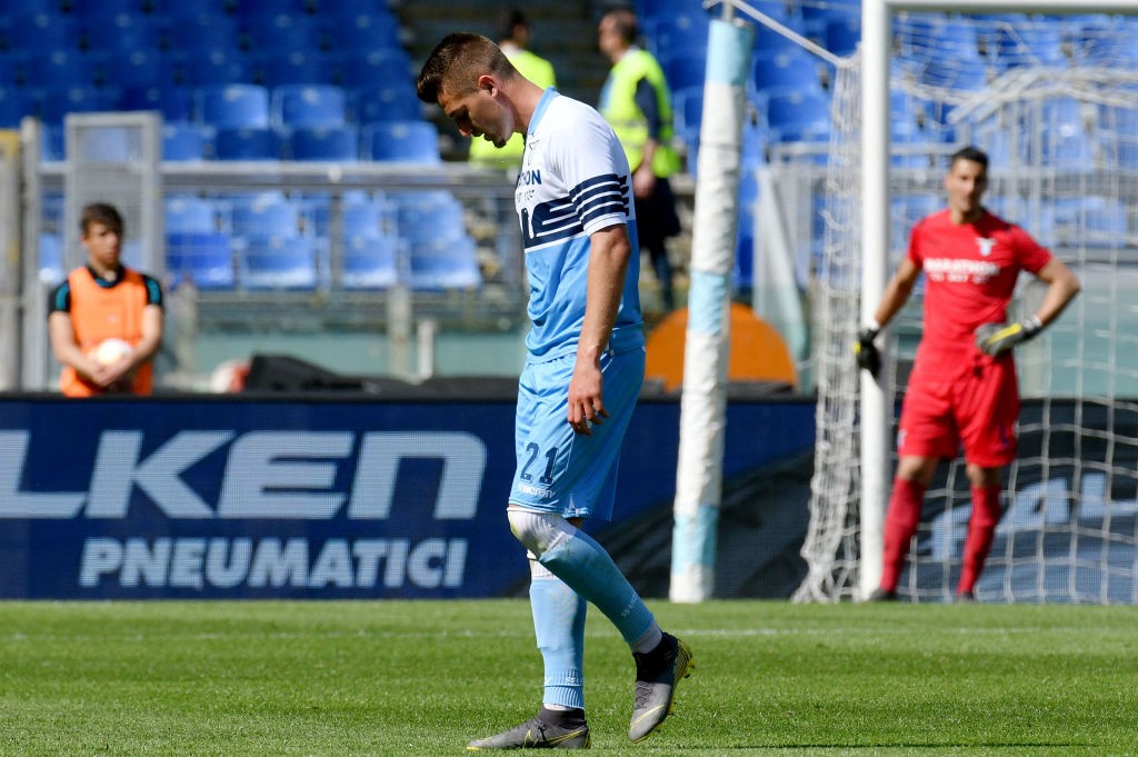 Sergej Milinkovic-Savic esce dal campo dopo l'espulsione contro il Chievo