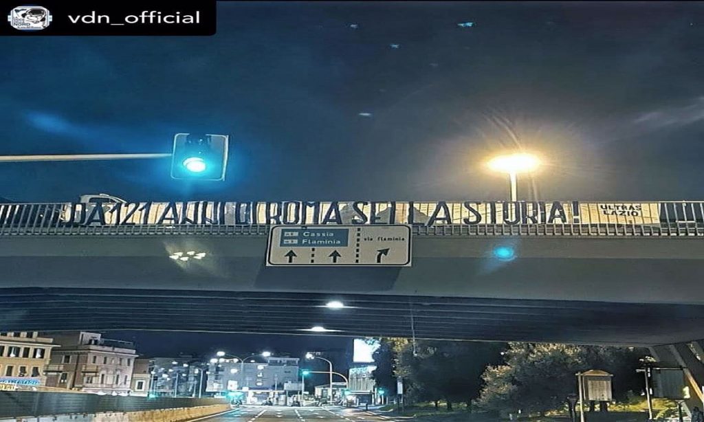 Striscione esposto per il 121esimo compleanno della Lazio