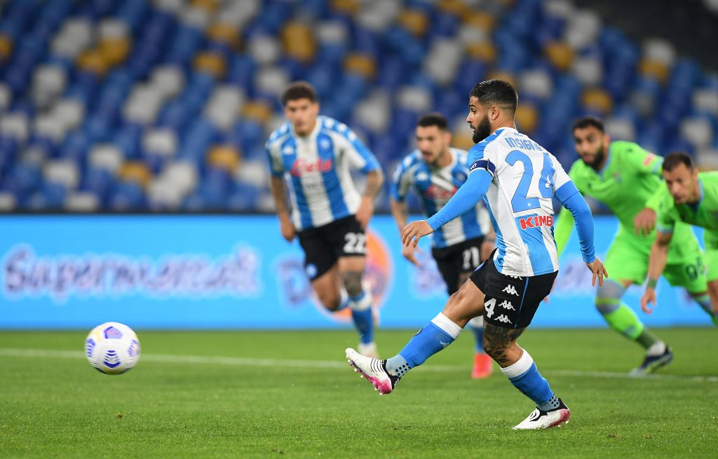 Insigne del Napoli segna alla Lazio su rigore