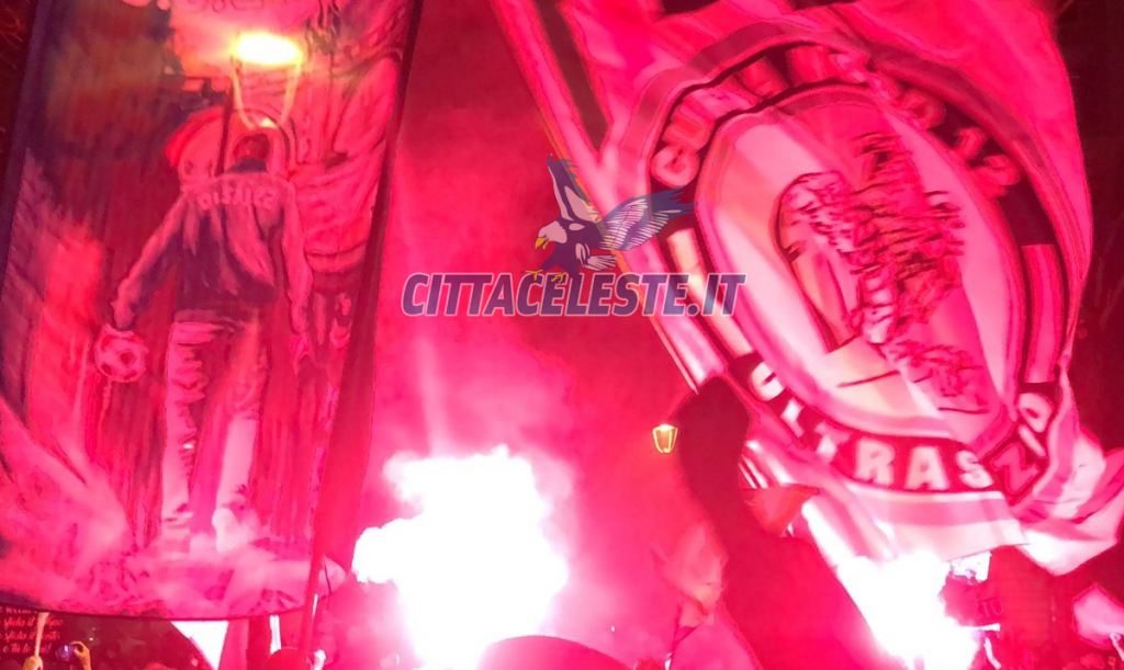 Le bandiere dei tifosi biancocelesti