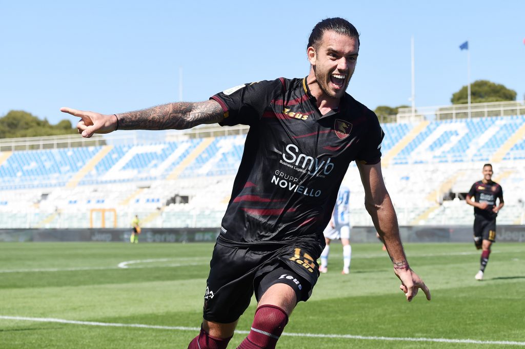 Casasola esulta dopo un gol con la maglia della Salernitana