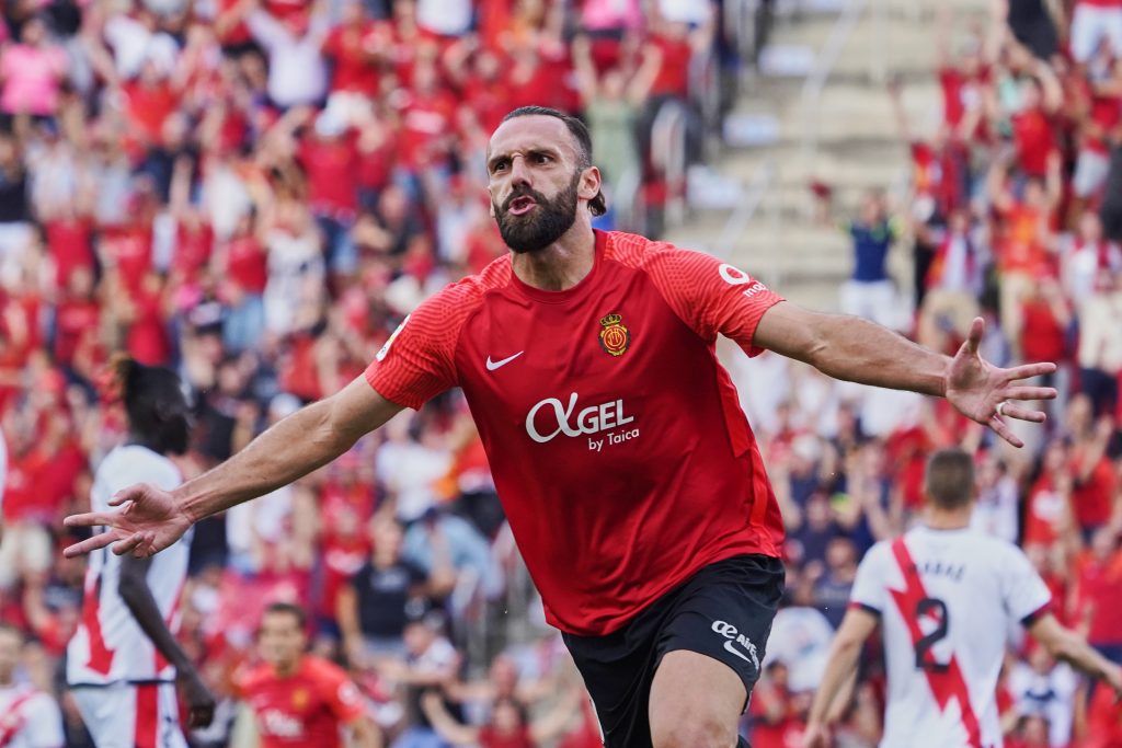 Vedat Muriqi esulta con la maglia del Mallorca