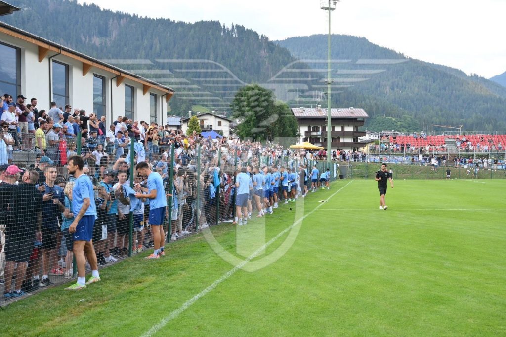 I giocatori della Lazio firmano autografi ai tifosi