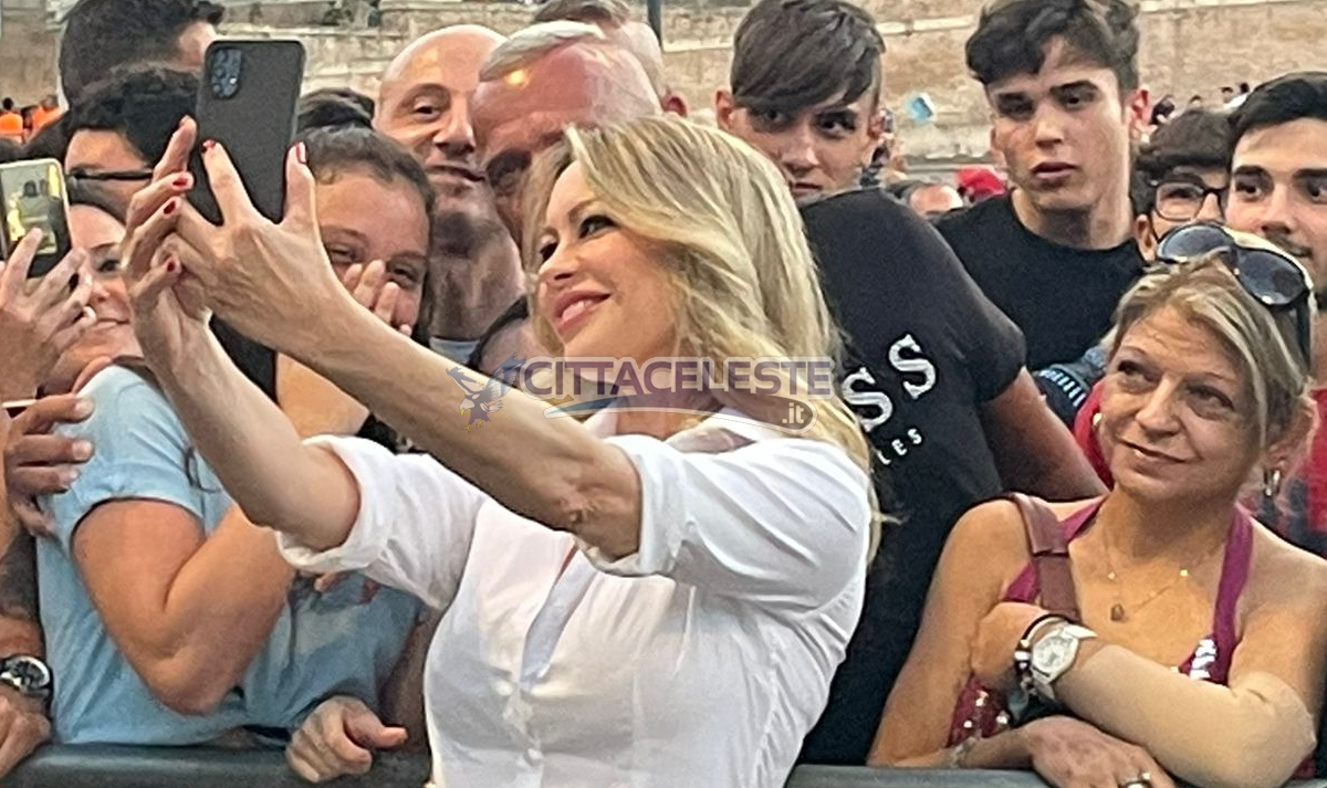 Anna Falchi posa con alcuni tifosi