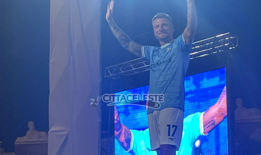 Immobile sfila con la nuova maglia