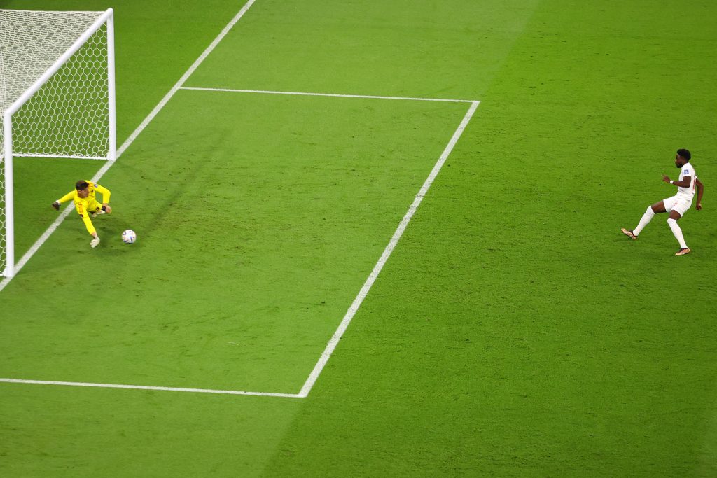 Courtois para il rigore di Alphonso Davies