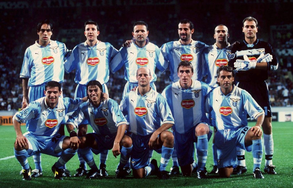 Mihajlovic (quarto in piedi da destra) e Mancini (primo in ginocchio da destra) ai tempi della Lazio