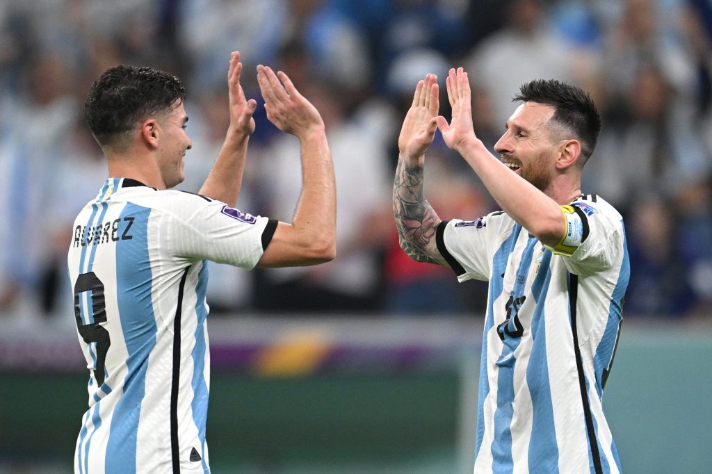 Julian Alvarez e Lionel Messi