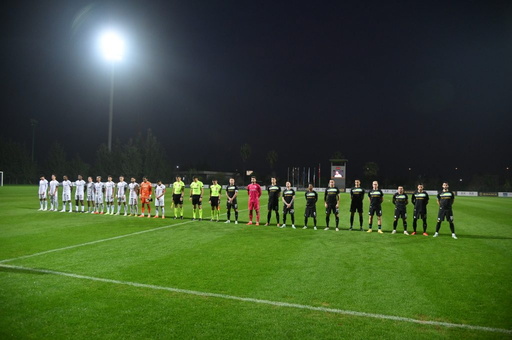 Il minuto di raccoglimento in memoria di Sinisa Mihajlovic