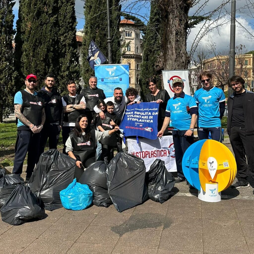 Lazio Calcio e Plogging con l'Associazione Stoplastica a Piazza della Libertà