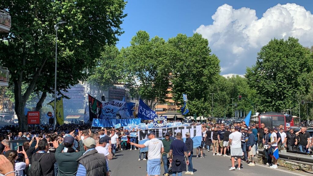 Corteo tifosi Lazio a Ponte Milvio