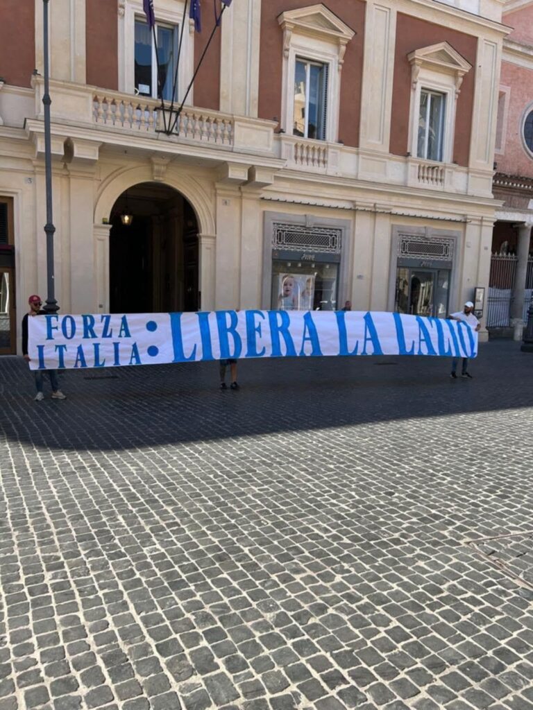 Striscione Libera la Lazio