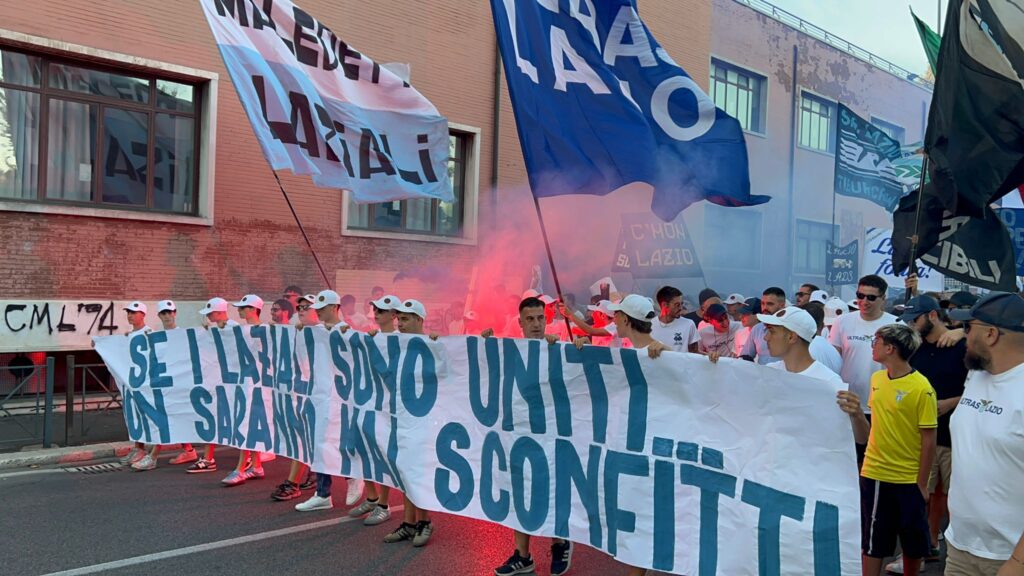 Striscione esposto dai tifosi della Lazio