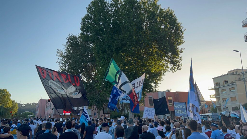 Inizia il corteo dei tifosi biancocelesti