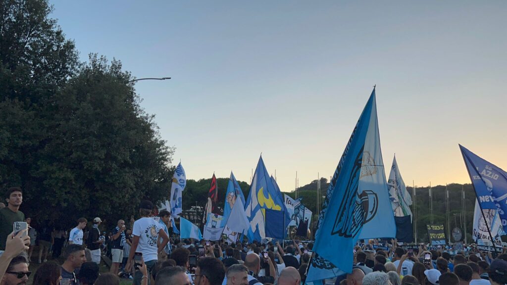 I tifosi biancocelesti che si avvicinano allo stadio Olimpico